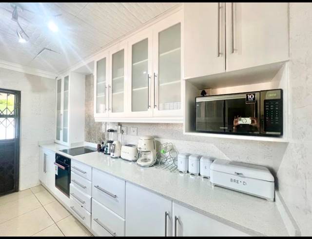 3 BEDROOM HOUSE FOR SALE IN BISLEY